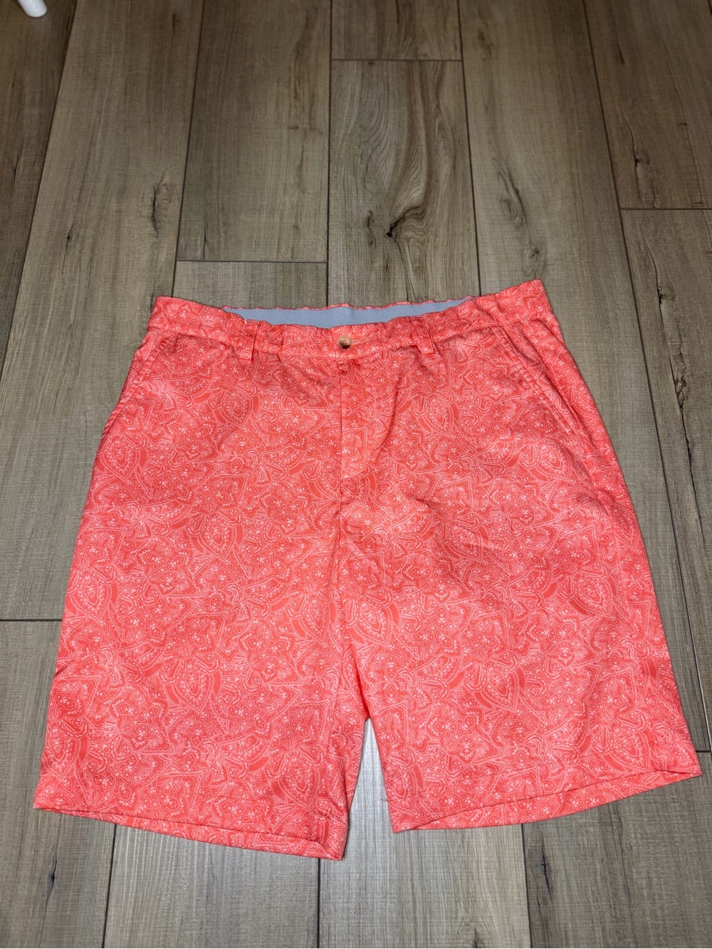 Greg Norman ML75 Men’s 36 Coral Paisley Golf Shorts Performance